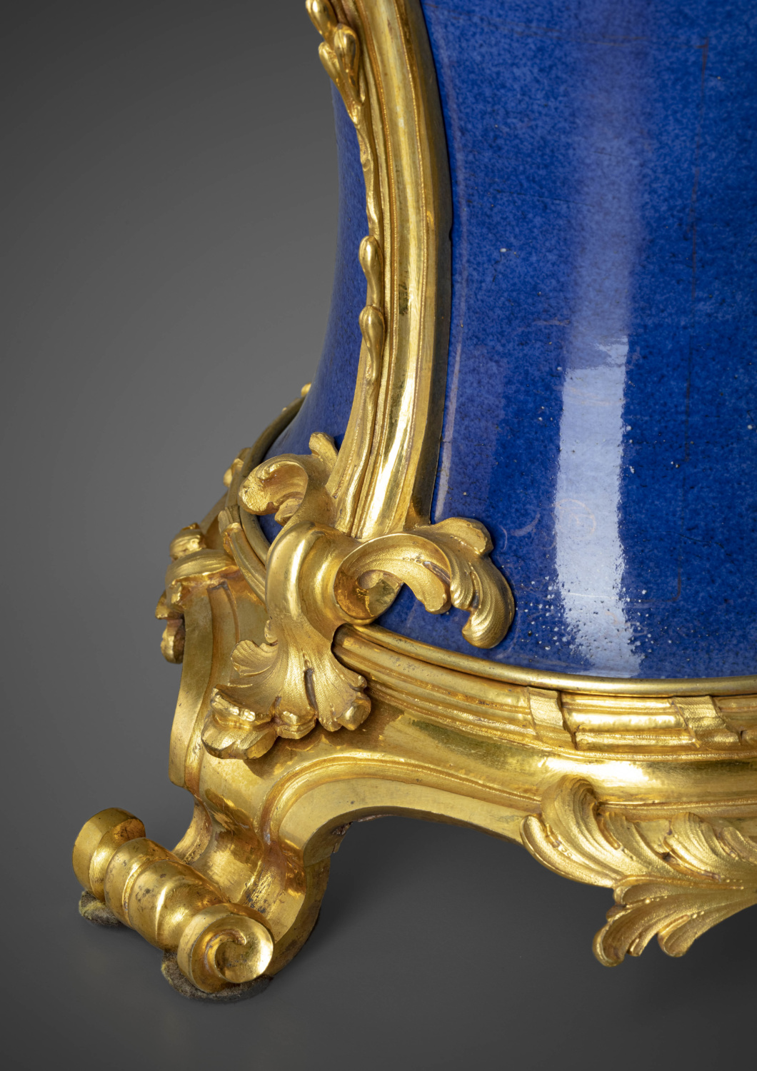 A large ormolu mounted gold powdered blue porcelain vase - Galerie Kugel