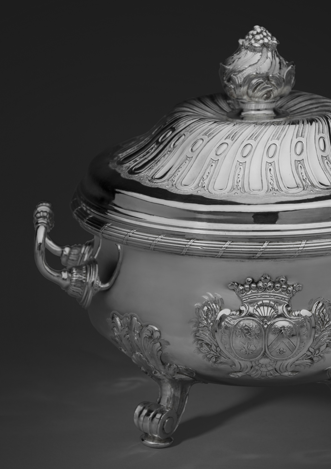 The silver tureen and stand from the Bandeville service - Galerie Kugel