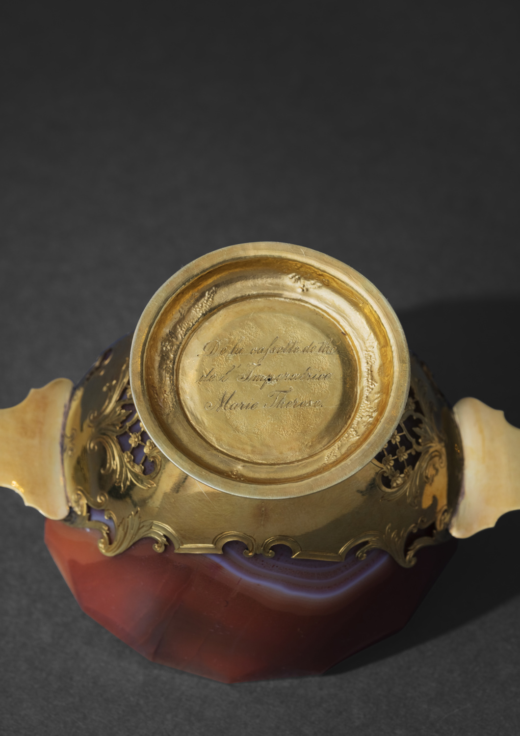An important set of three gold-mounted Du Paquier porcelain flasks - Galerie Kugel