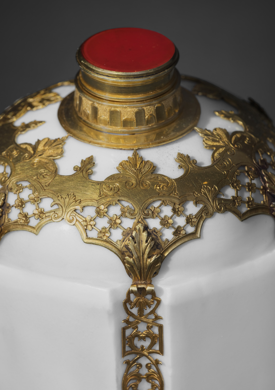 An important set of three gold-mounted Du Paquier porcelain flasks - Galerie Kugel