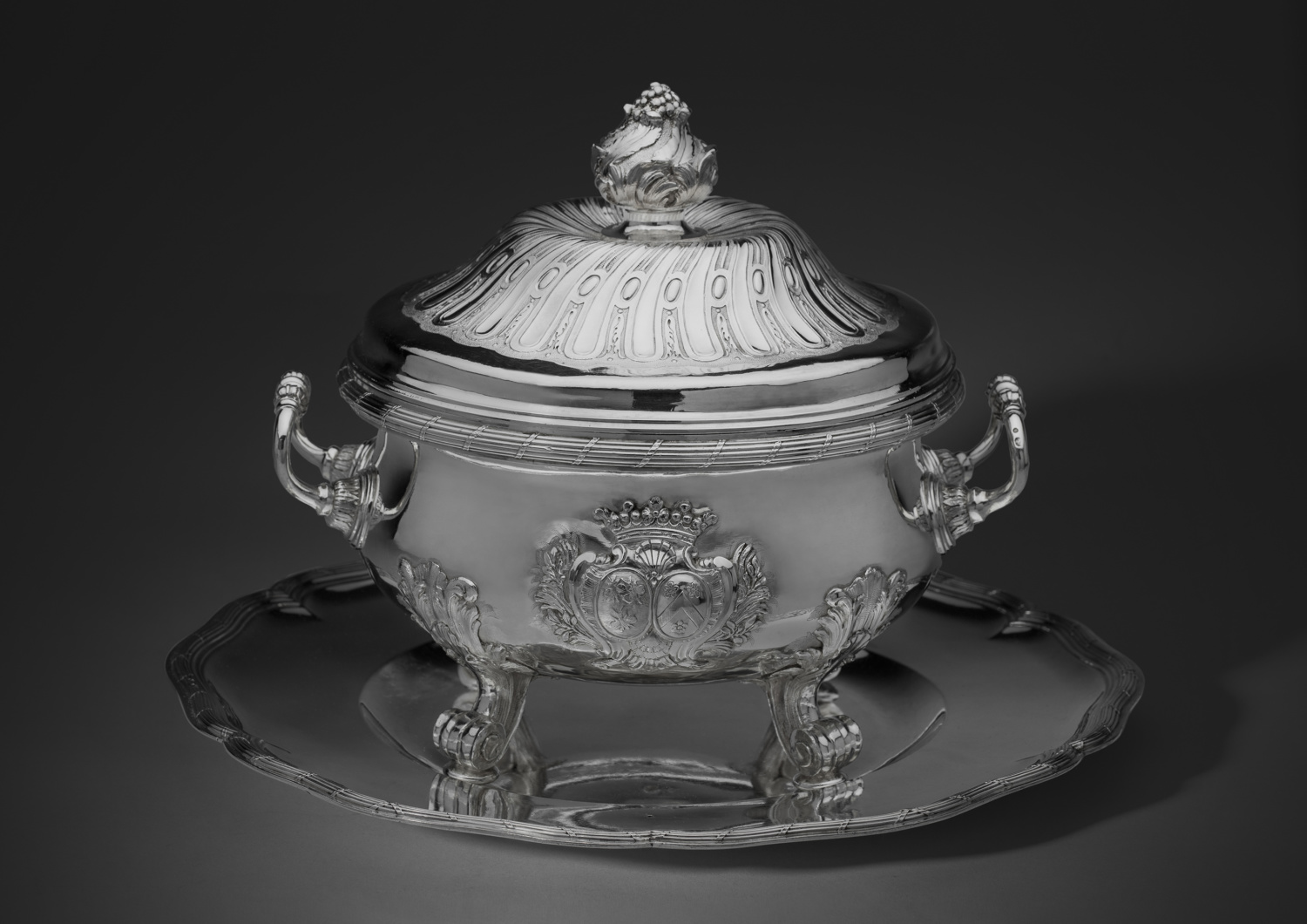 The silver tureen and stand from the Bandeville service - Galerie Kugel