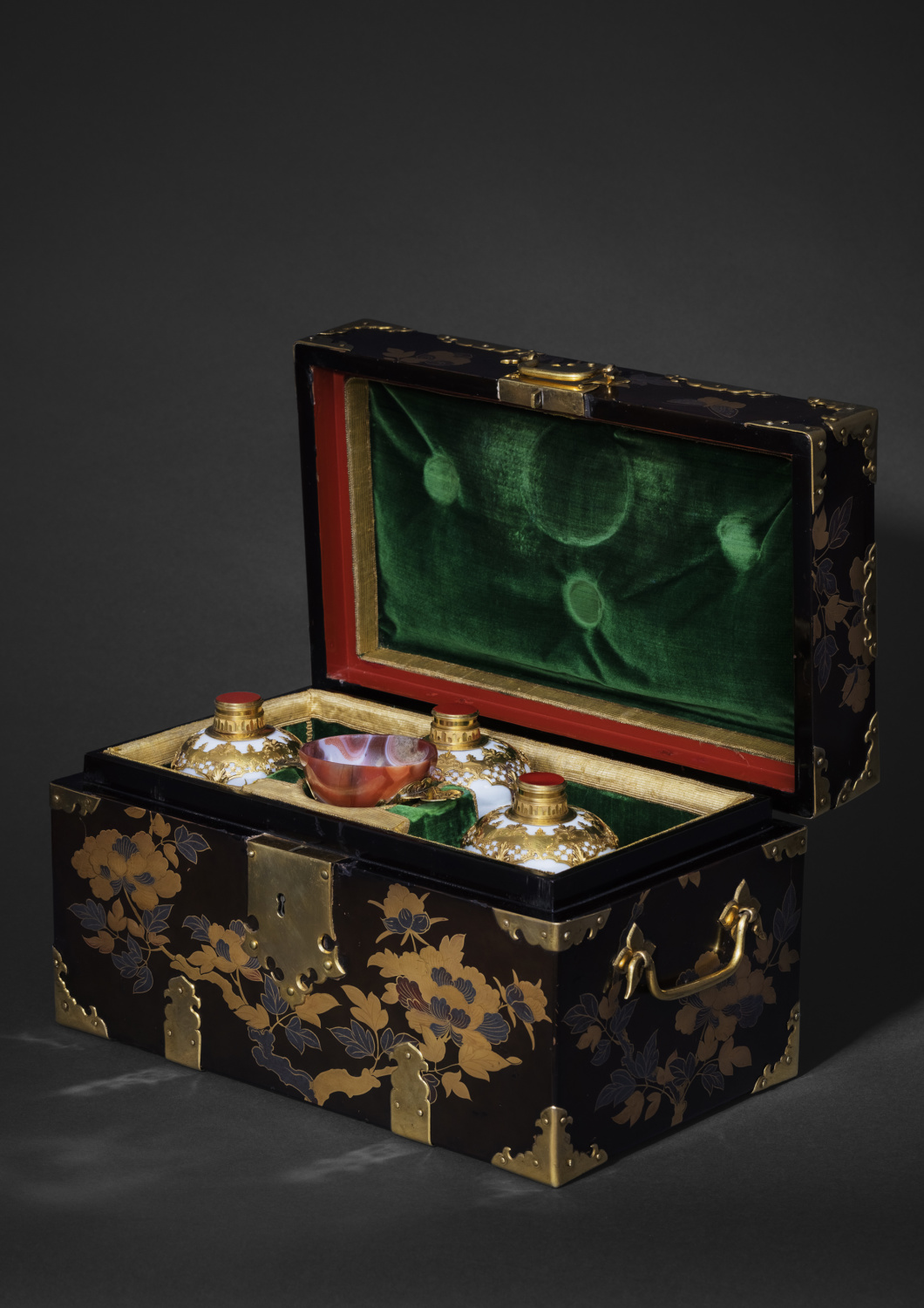 An important set of three gold-mounted Du Paquier porcelain flasks - Galerie Kugel