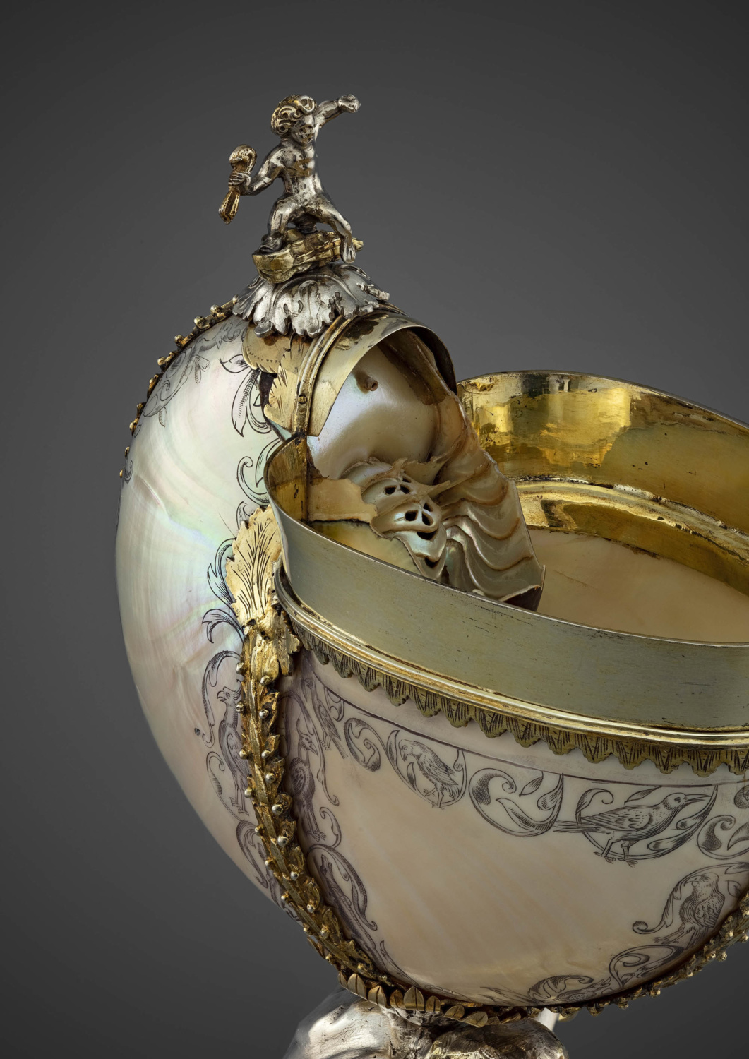 A parcel-gilt silver mounted nautilus shell - Galerie Kugel