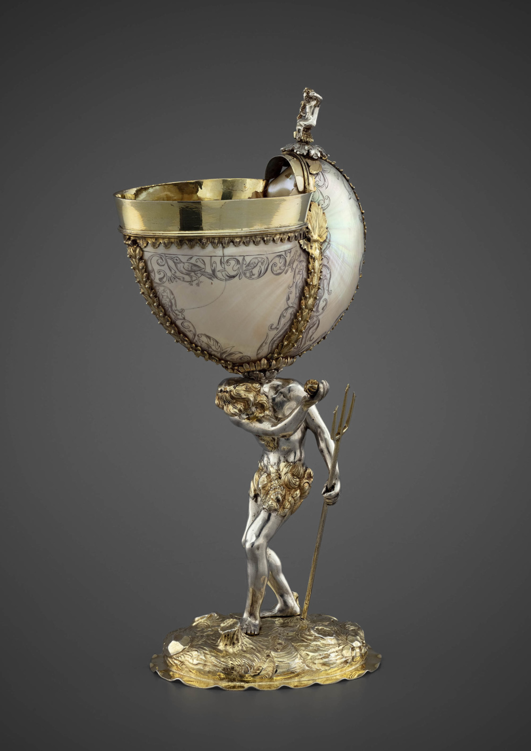A parcel-gilt silver mounted nautilus shell - Galerie Kugel