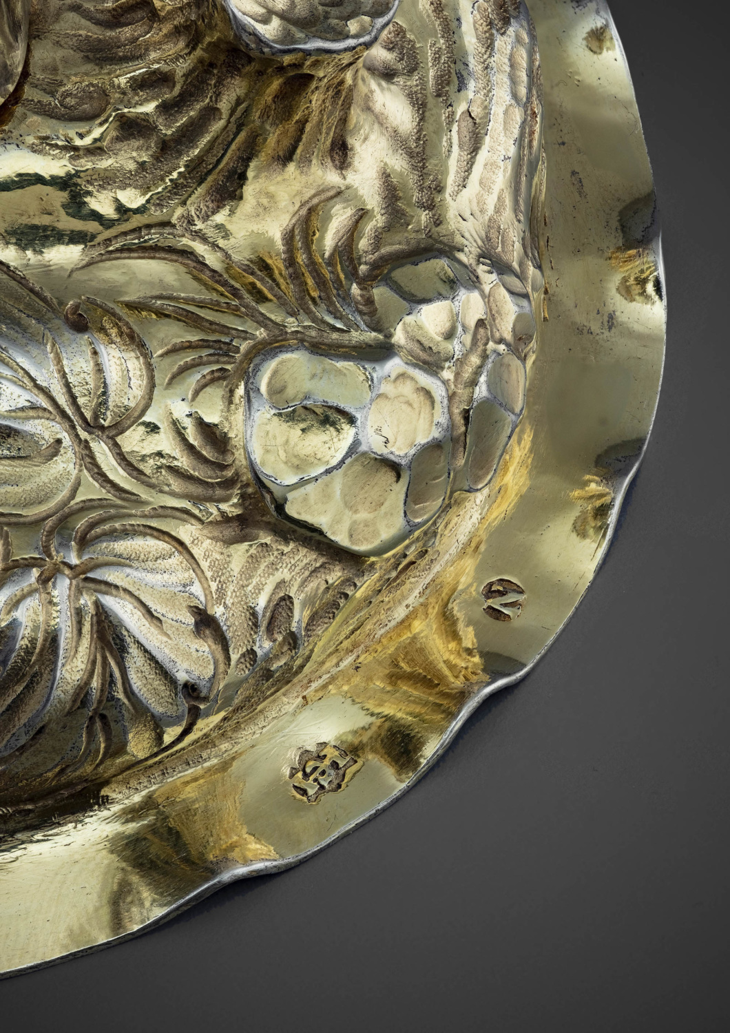 A parcel-gilt silver mounted nautilus shell - Galerie Kugel