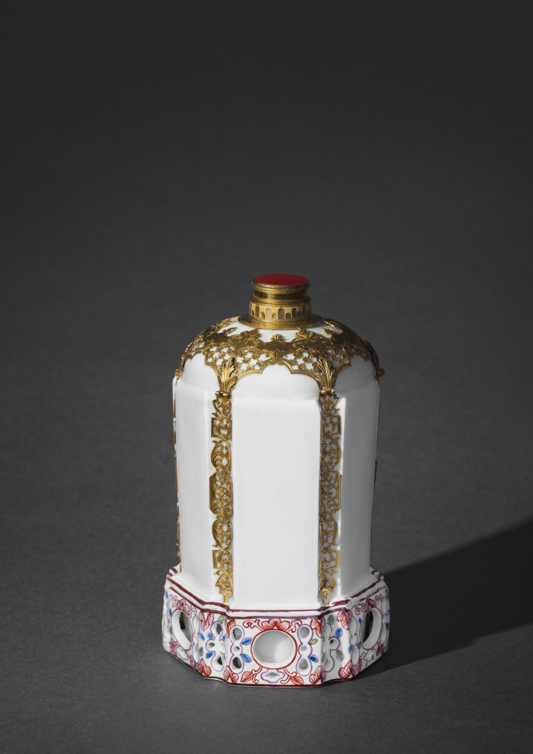An important set of three gold-mounted Du Paquier porcelain flasks - Galerie Kugel