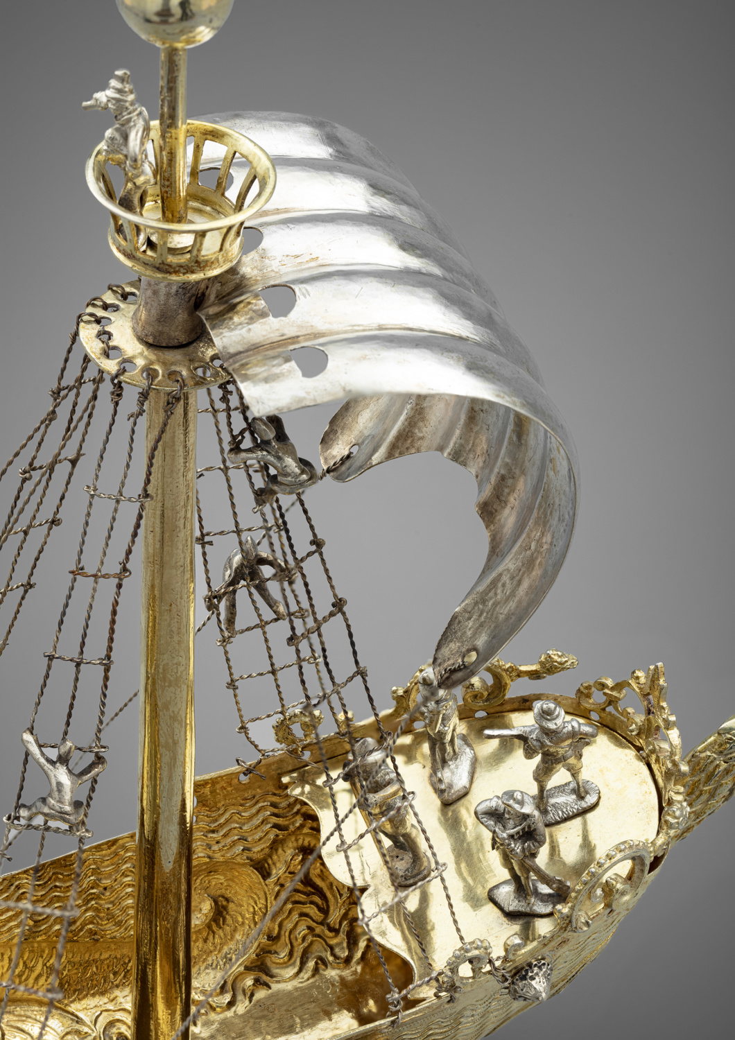 A silver and silver-gilt drinking cup in the shape of a vessel on wheels - Galerie Kugel
