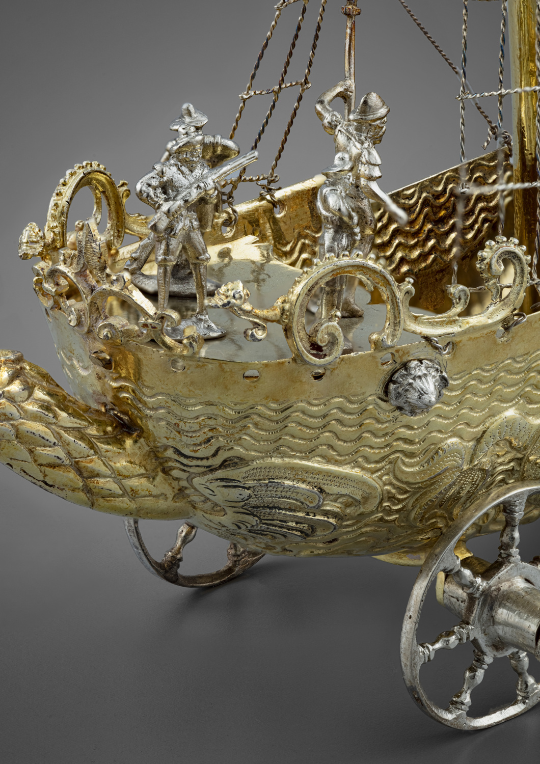 A silver and silver-gilt drinking cup in the shape of a vessel on wheels - Galerie Kugel