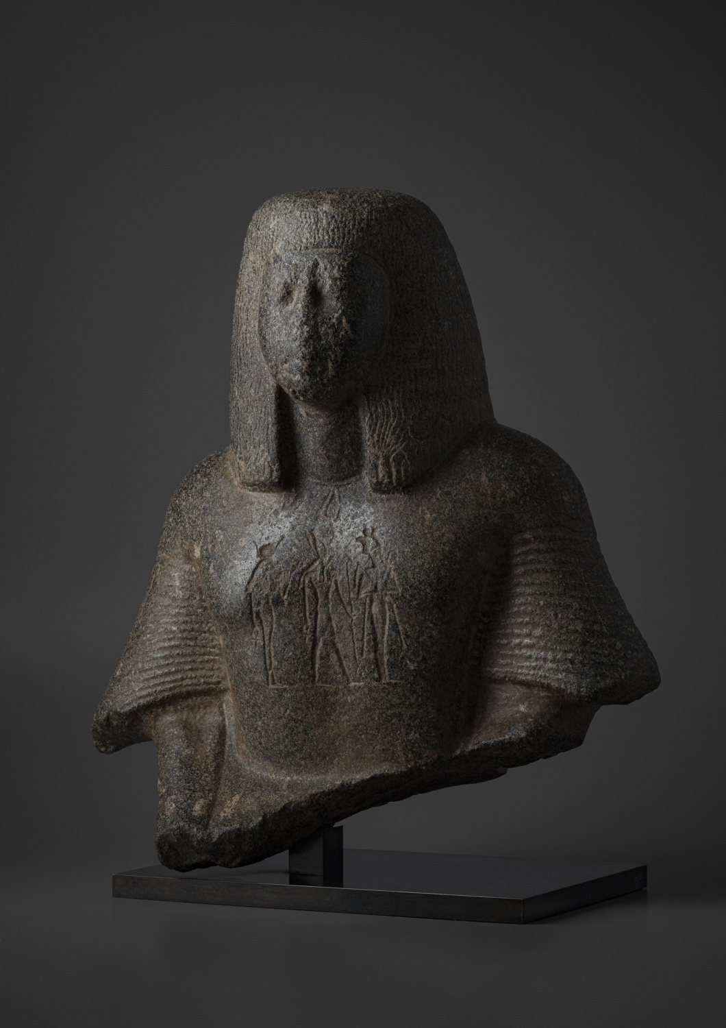 A grey Granite bust of an Egyptian dignitary - Galerie Kugel