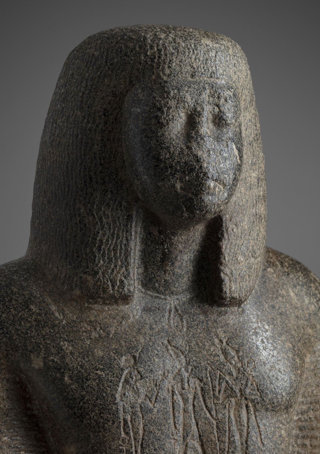 A grey Granite bust of an Egyptian dignitary - Galerie Kugel