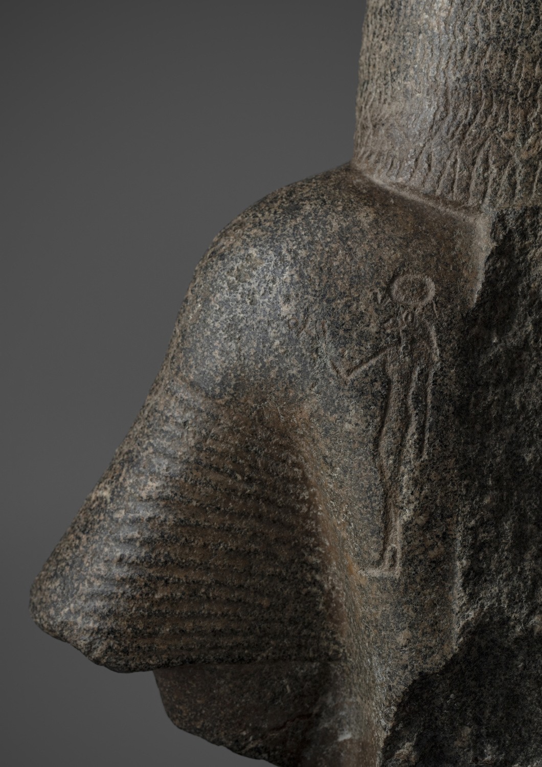 A grey Granite bust of an Egyptian dignitary - Galerie Kugel