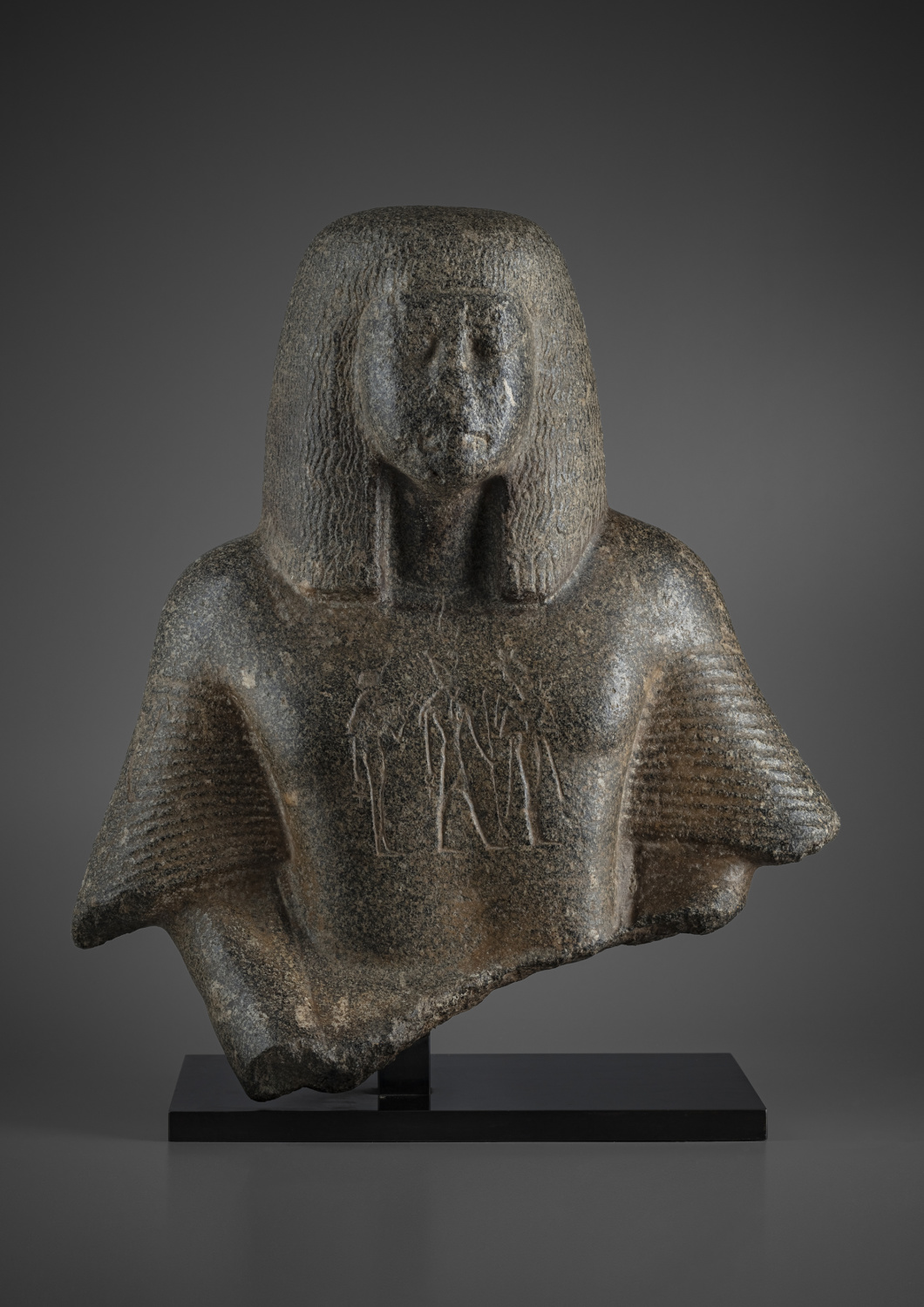 A grey Granite bust of an Egyptian dignitary - Galerie Kugel