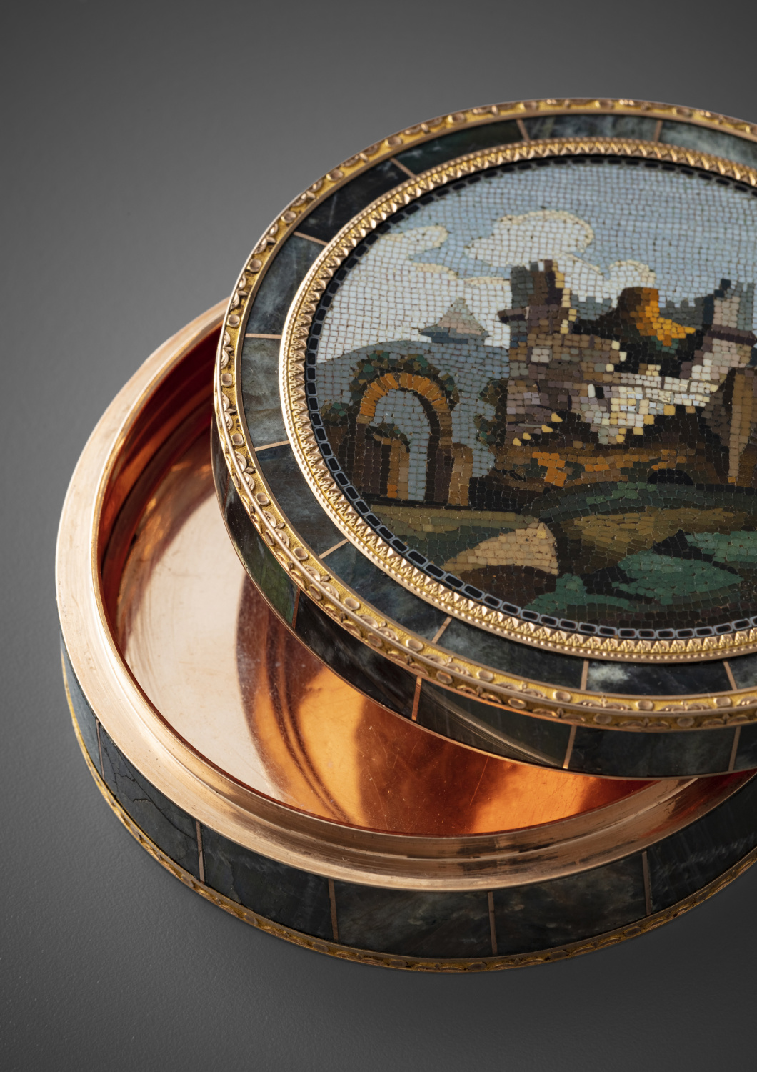 A gold-mounted labradorite circular snuffbox - Galerie Kugel