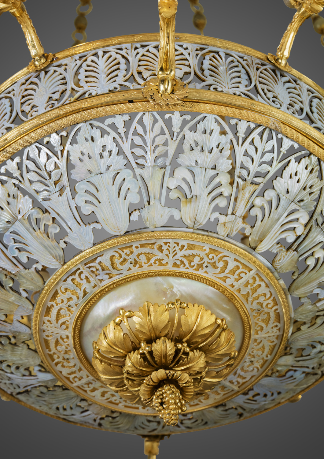 An exceptional ormolu mounted mother-of-pearl - Galerie Kugel