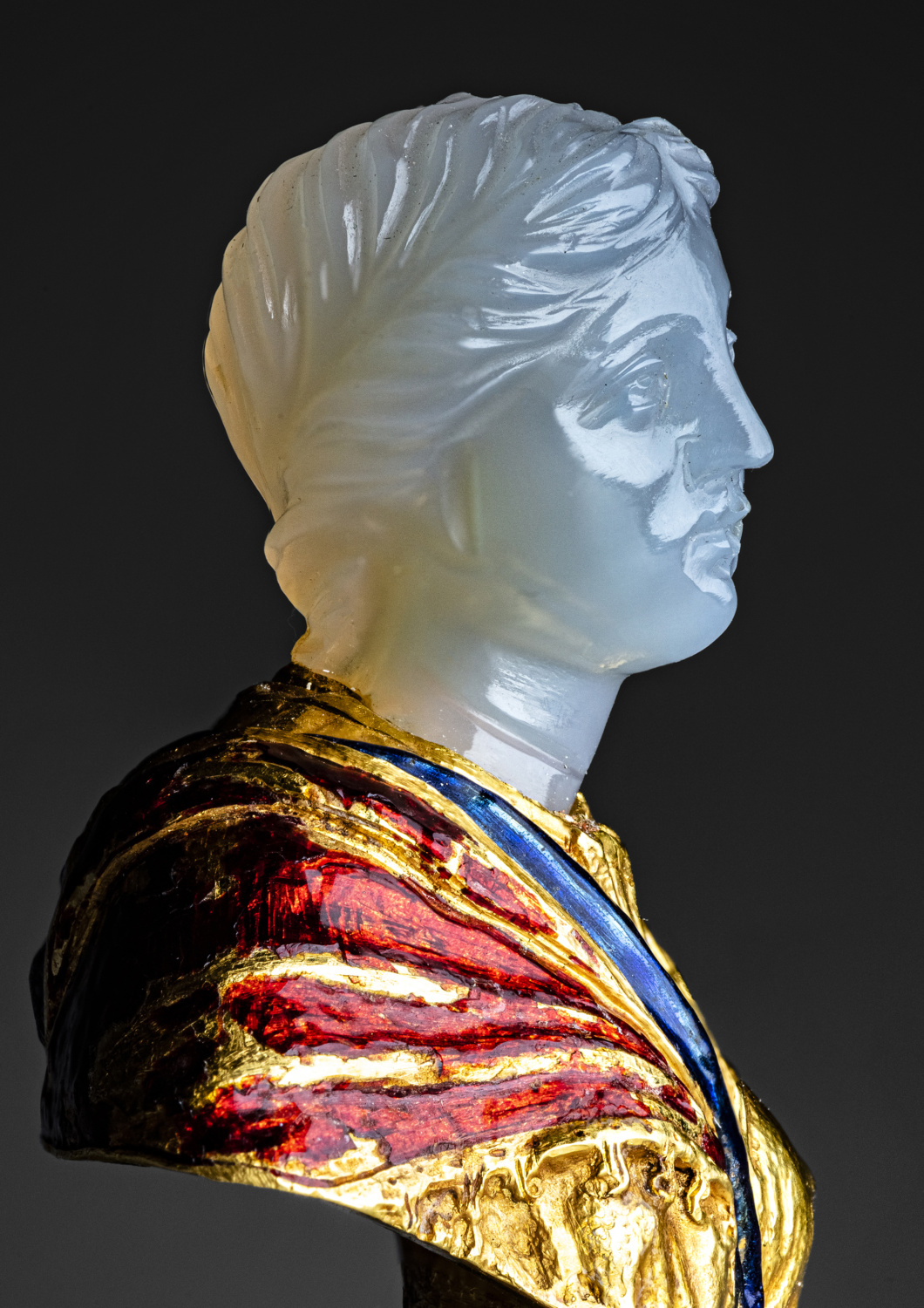 A miniature roman chalcedony head mounted on an enamelled gold bust - Galerie Kugel